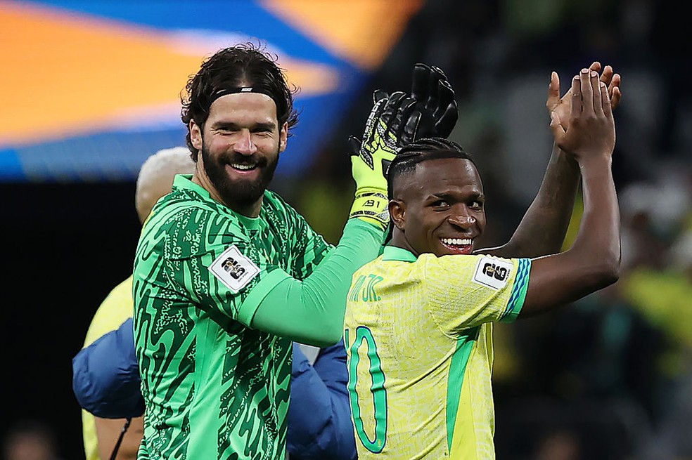 Alisson e Vini Jr comemoram vitória da seleção brasileira sobre o Paraguai — Foto: Getty Images