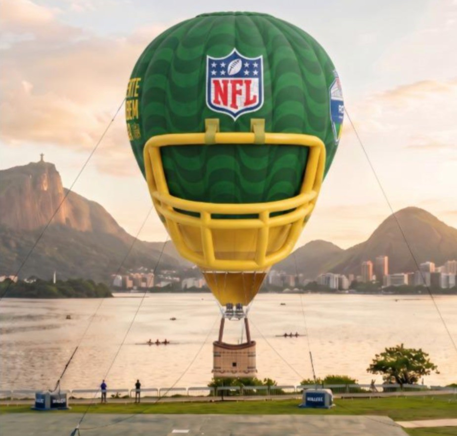 Balão voador, escultura de areia, letreiros aéreos e mais: confira as ativações do NFL Rio Game