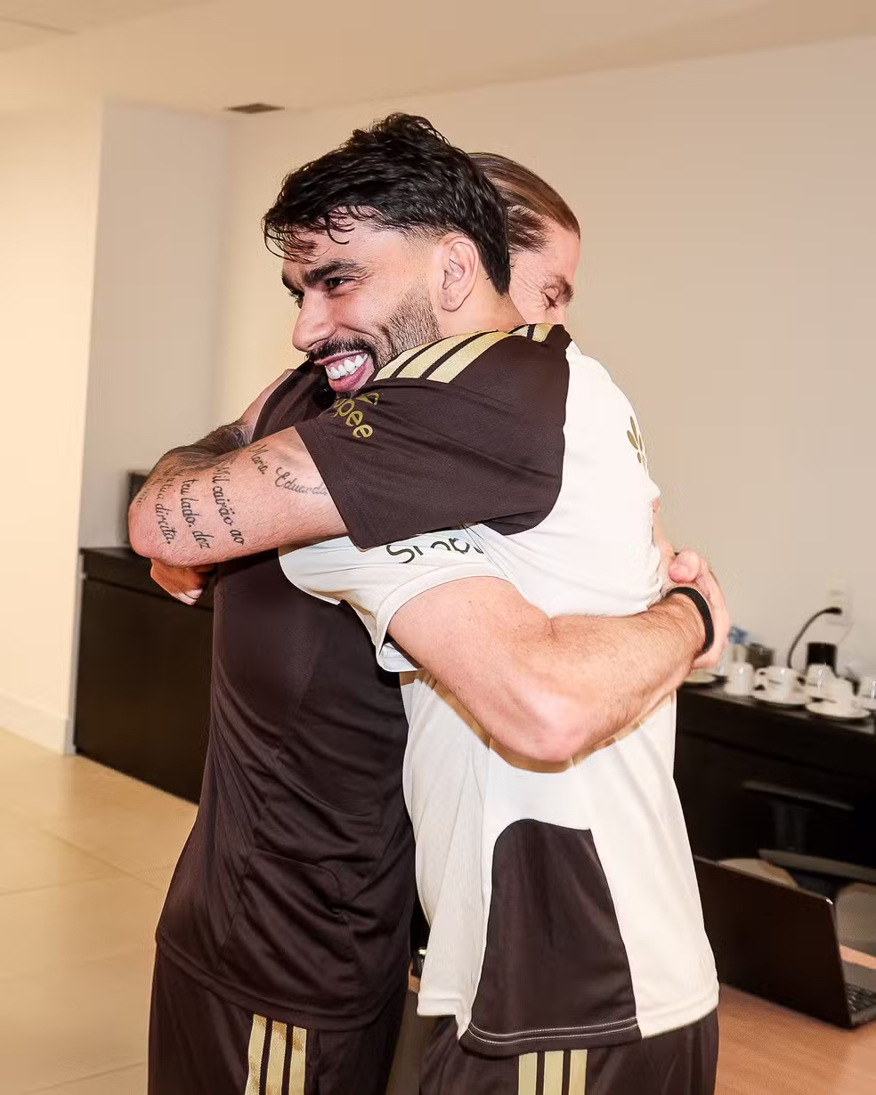 Lucas Paquet� abra�a Filipe Lu�s na chegada ao Flamengo � Foto: Gilvan de Souza/Flamengo