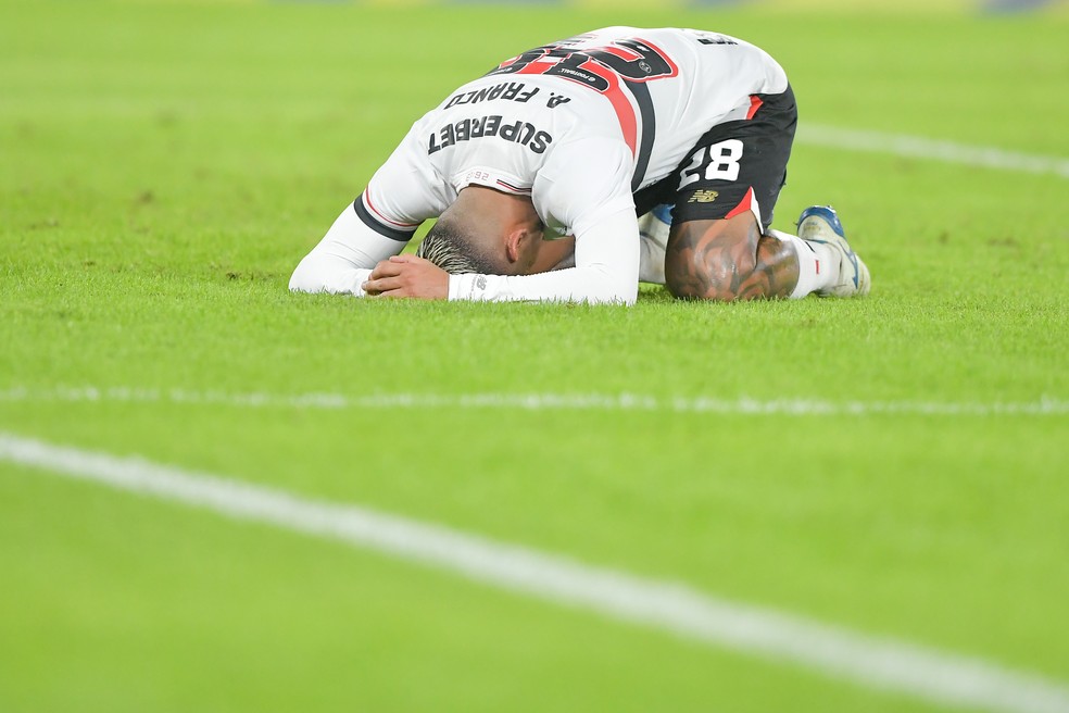 Alan Franco lamenta derrota do São Paulo para o Flamengo — Foto: Thiago Ribeiro/AGIF