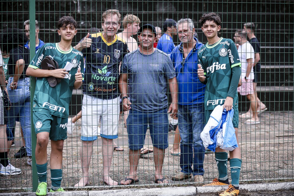 Isaac e Samuel posam ao lado do pai, Jefferson, após vitória na Copa Votorantim Sub-15 — Foto: Foto: Rômulo Magalhães/Divino Click