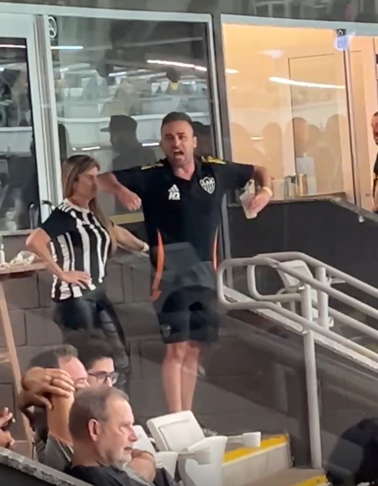 Atlético-MG: torcedor é flagrado fazendo gestos racistas em direção à delegação do Palmeiras