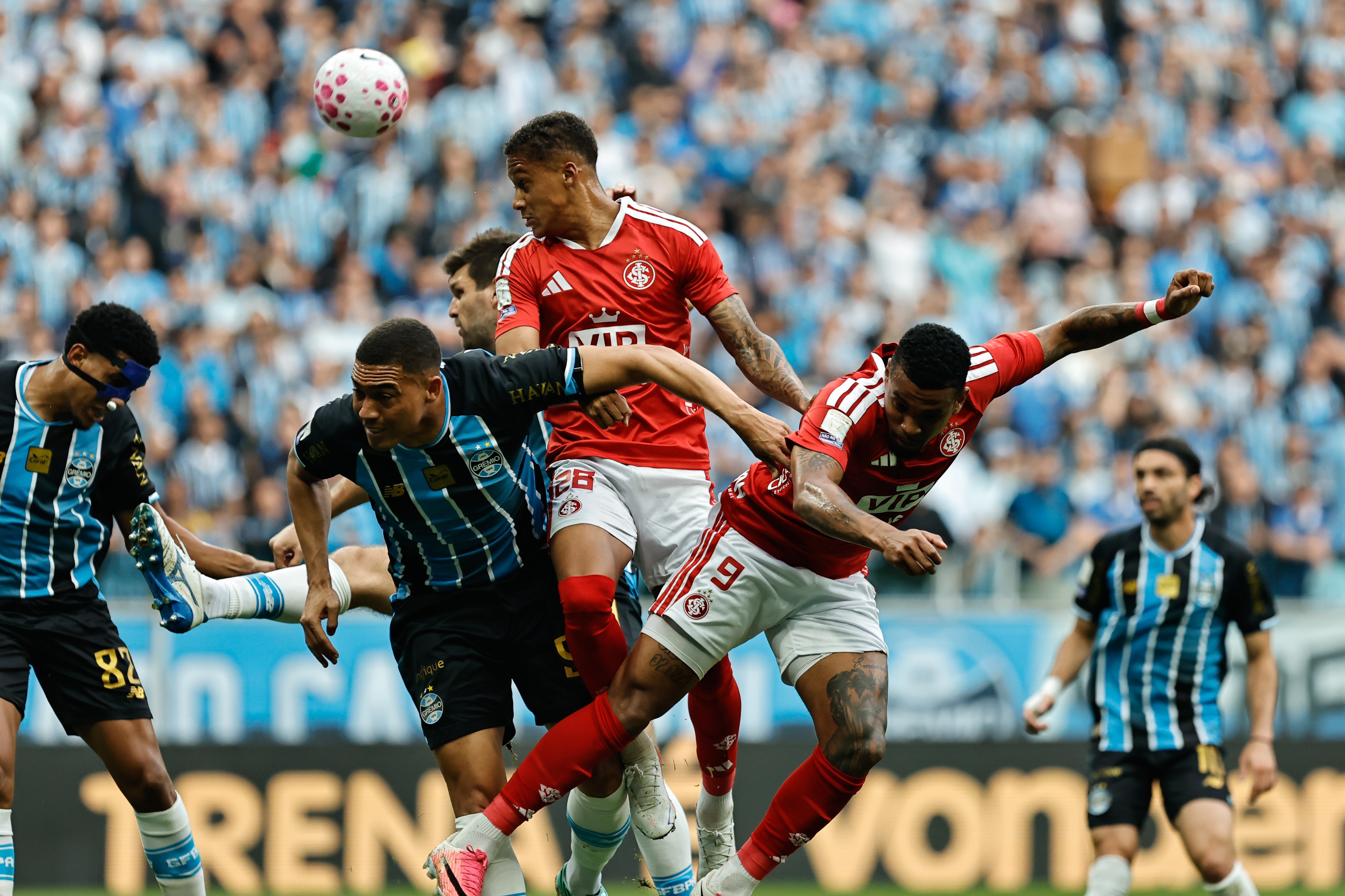 PC Oliveira aponta pênalti não marcado para o Grêmio no Gre-Nal; veja o lance