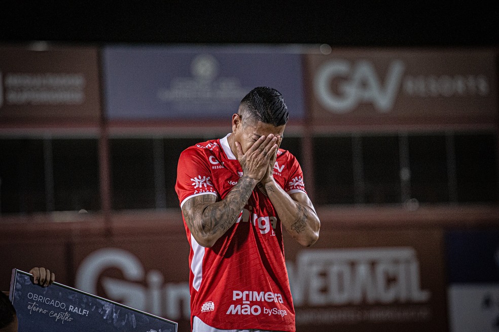 Ralf chora durante homenagem no OBA — Foto: Roberto Corrêa/VNFC