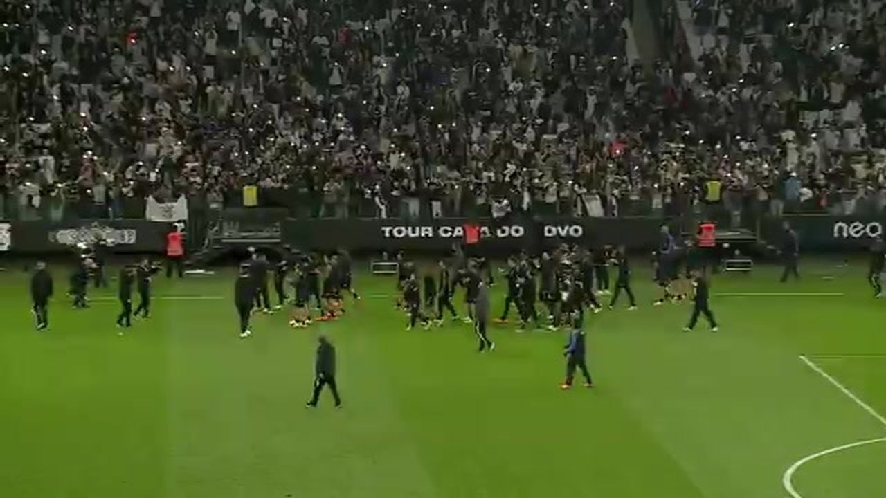 Jogadores do Corinthians dão volta no estádio para agradecer presença de torcida em treino