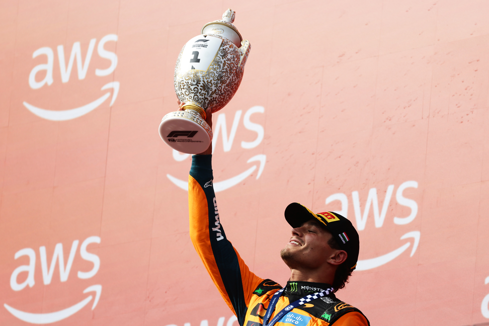 Lando Norris comemora vitória no GP da Hungria da F1 2026 — Foto: Mark Thompson/Getty Images