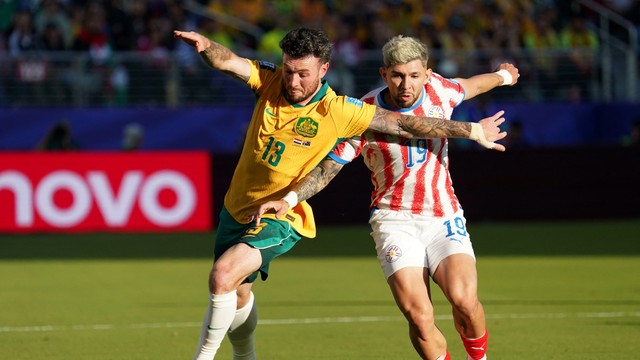 Aiden O'Neill, da Austrália, disputa bola com Julio Enciso, do Paraguai