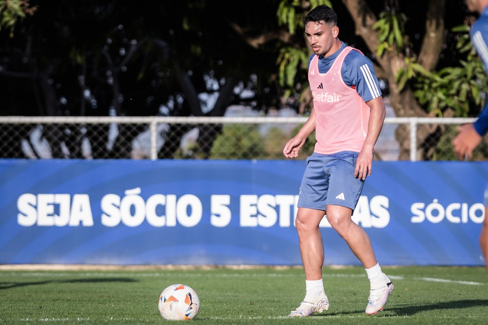 Peralta em ação durante treino do Cruzeiro — Foto: Gustavo Aleixo/Cruzeiro