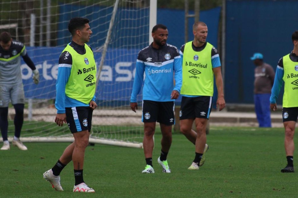 João Pedro (de azul) e Rodrigo Ely em treino do Grêmio — Foto: Gabriel Girardon