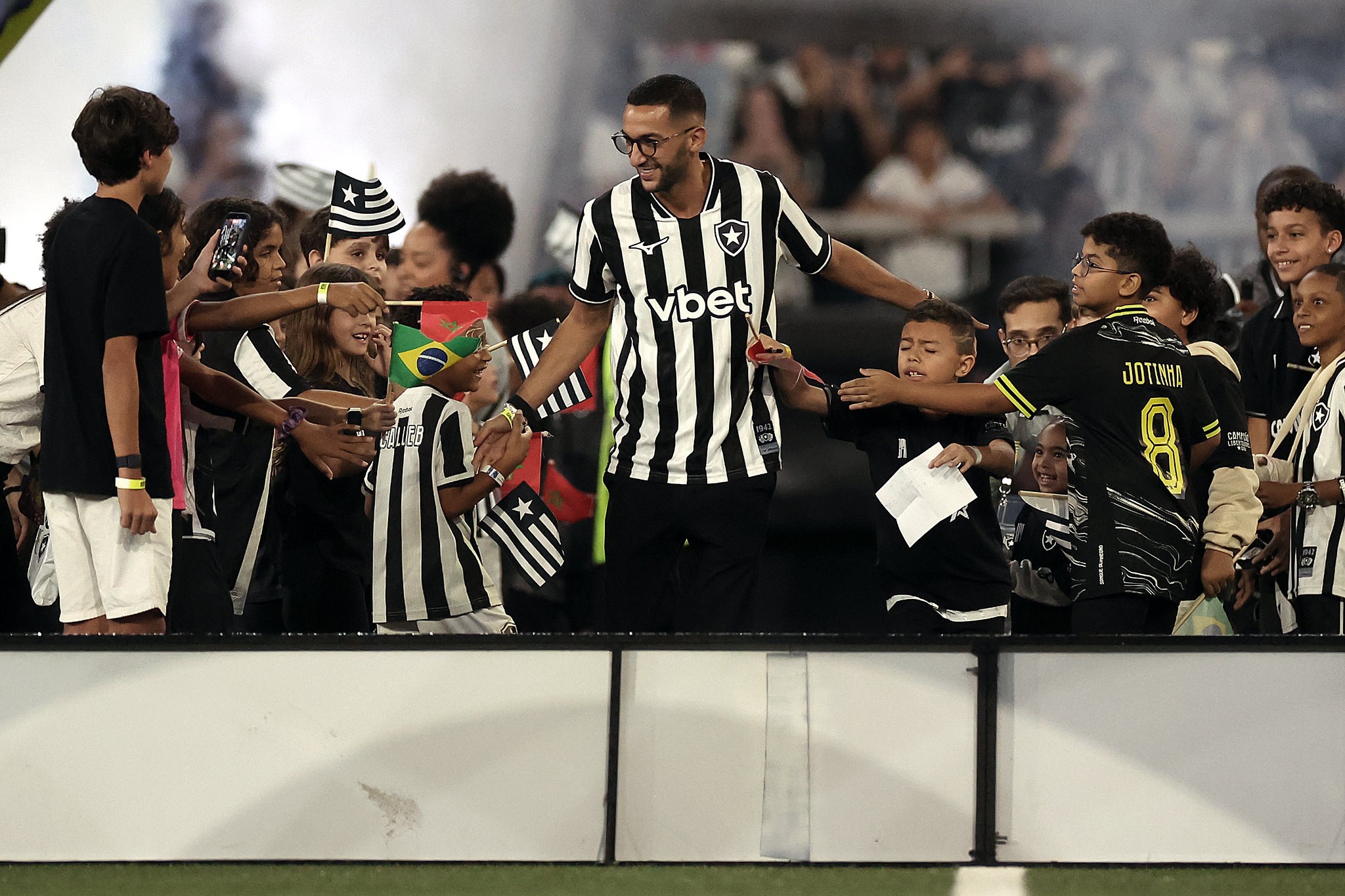 Ziyech sendo apresentado à torcida do Botafogo no estádio Nilton Santos