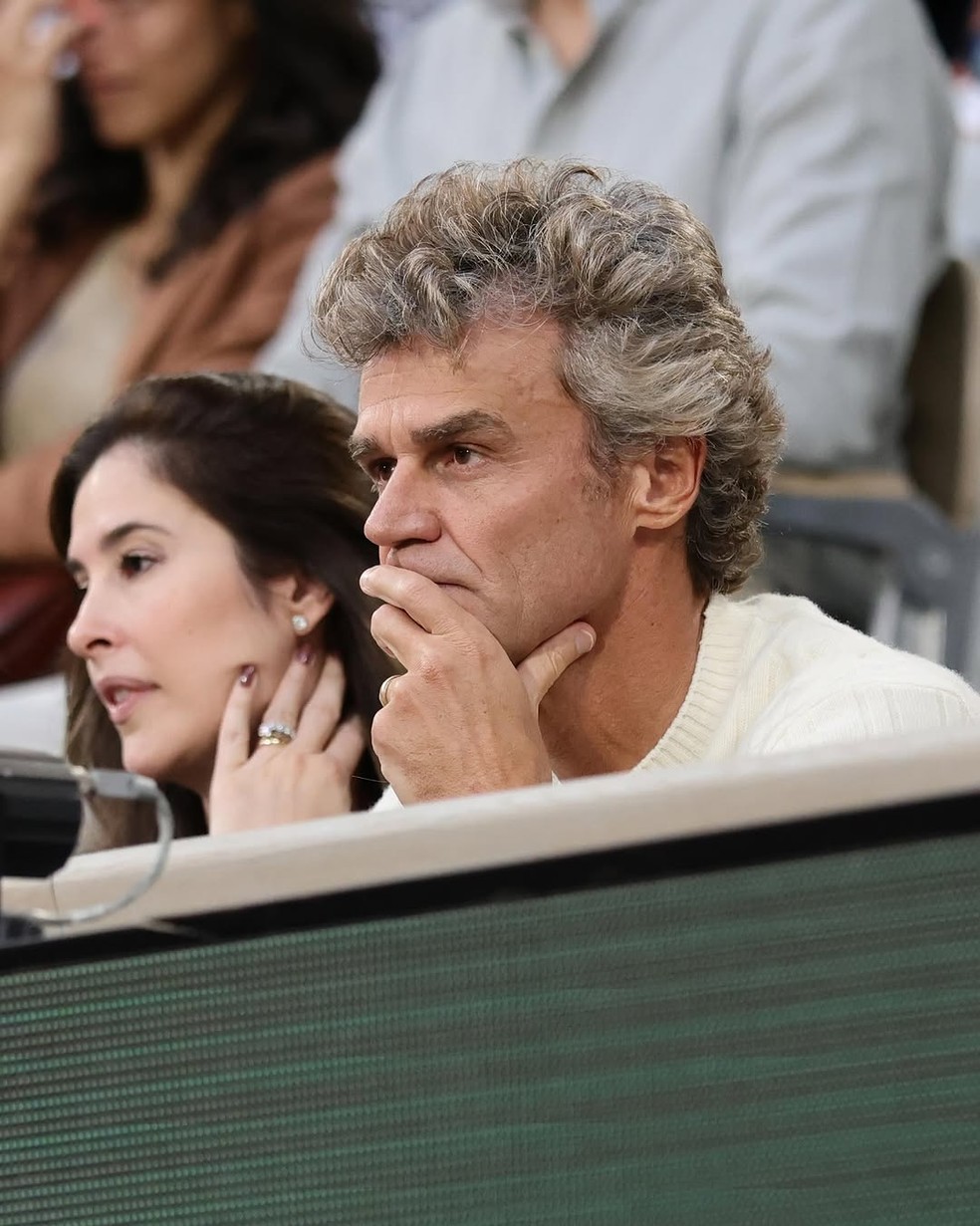 Gustavo Kuerten acompanha partida entre João Fonseca e Casper Rudd em Roland Garros — Foto: Roland Garros