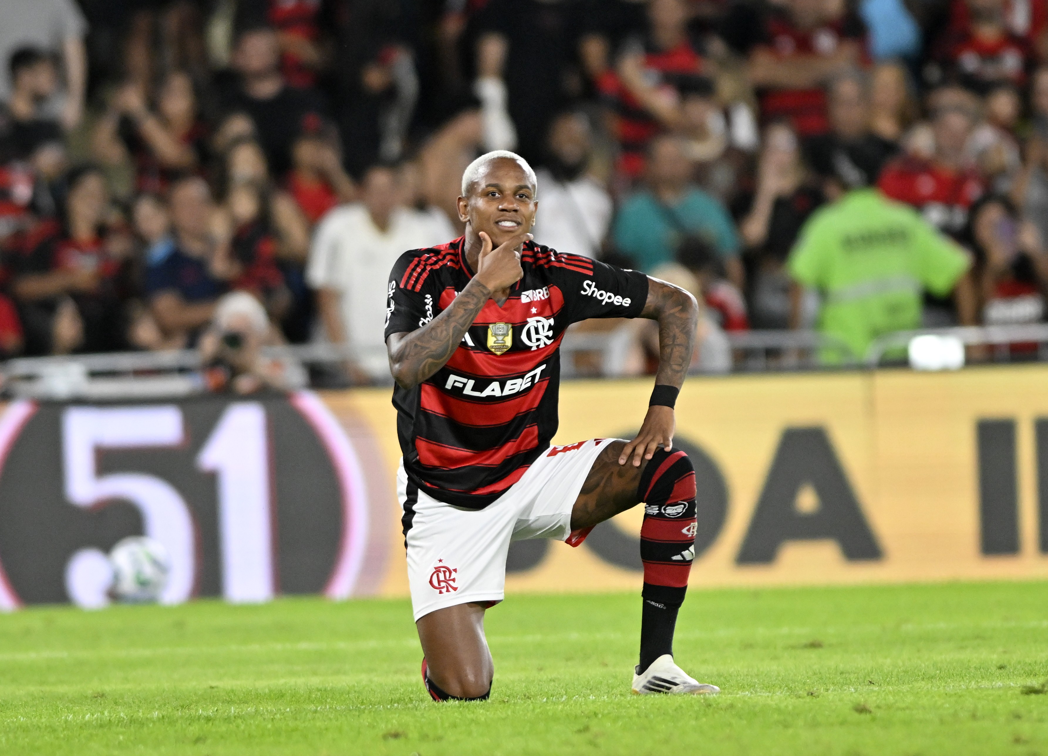 Wallace Yan pode substituir Bruno Henrique no clássico Fla-Flu; Léo Pereira retorna.