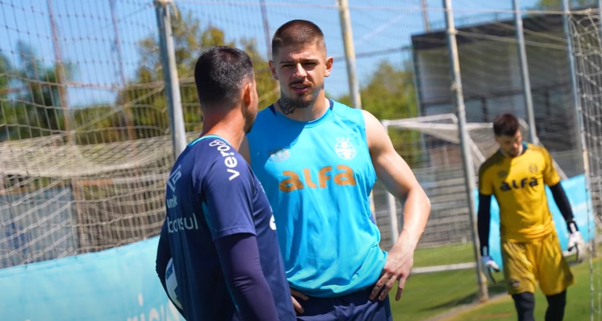 Goleiro Jorge passa por testes físicos e fala sobre chegada ao Grêmio.