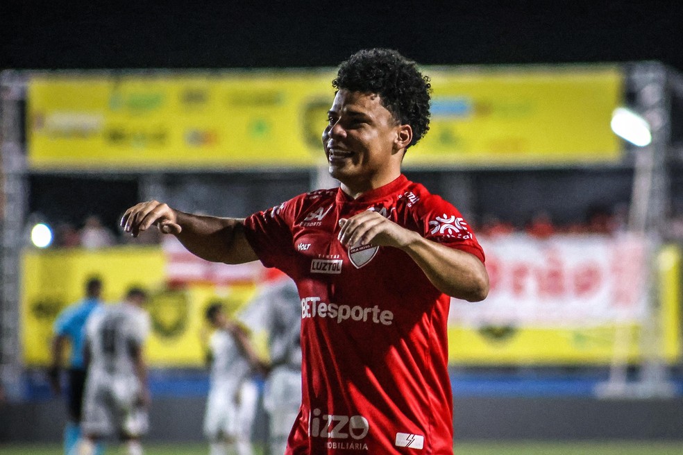 Emerson Urso também fica no Vila até o fim de 2027 — Foto: ge