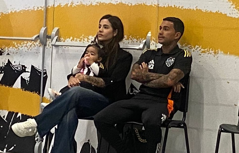 Dudu ao lado da esposa Paula e da filha Esther na apresentação  — Foto: Laura Rezende