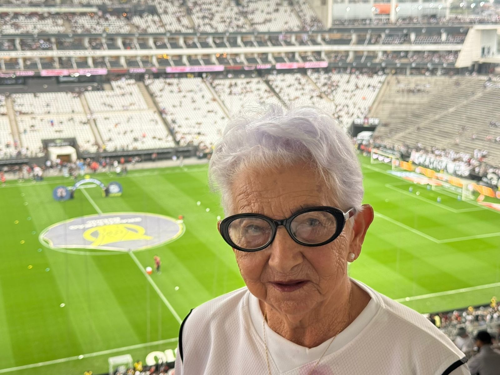 Corintiana de 93 anos vê jogo no estádio pela primeira vez: "Adorei, só não gostei da derrota"