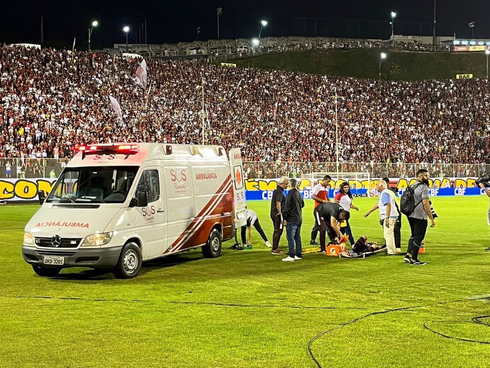 Giovanni Augusto sai de ambulância ao sentir fortes dores na costela, em partida contra o Ceará — Foto: Leonardo Góes/ge