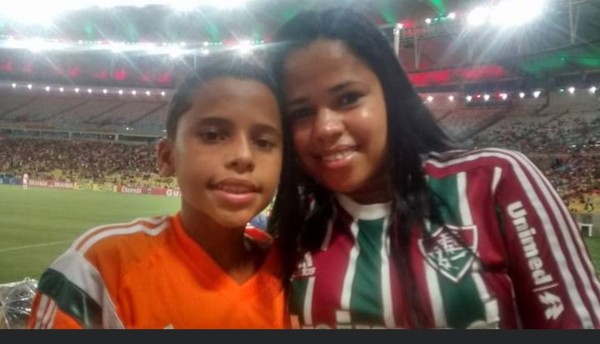 Alexsander e jogadores da base do Fluminense visitam crianças que