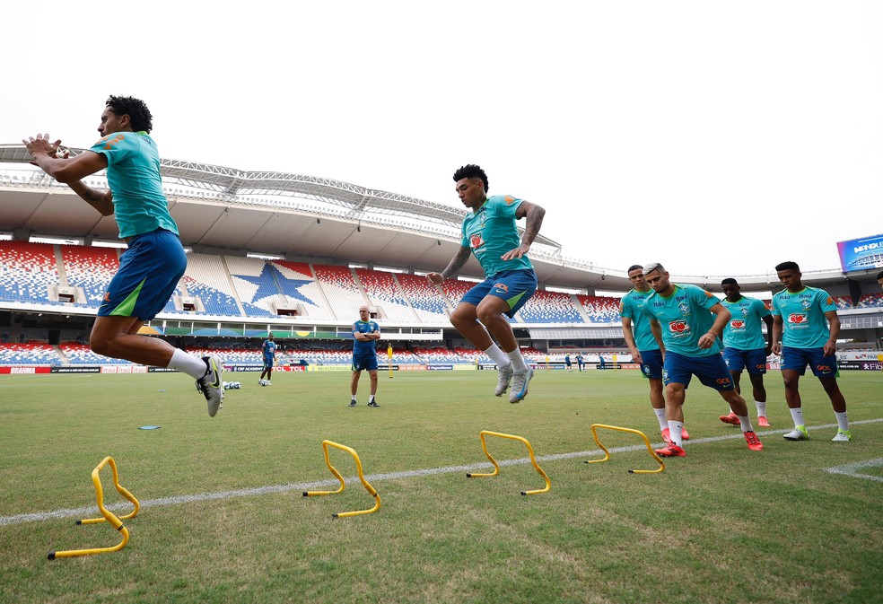 Jogadores fazem aquecimento em treino da Seleção em Belém — Foto: Rafael Ribeiro / CBF