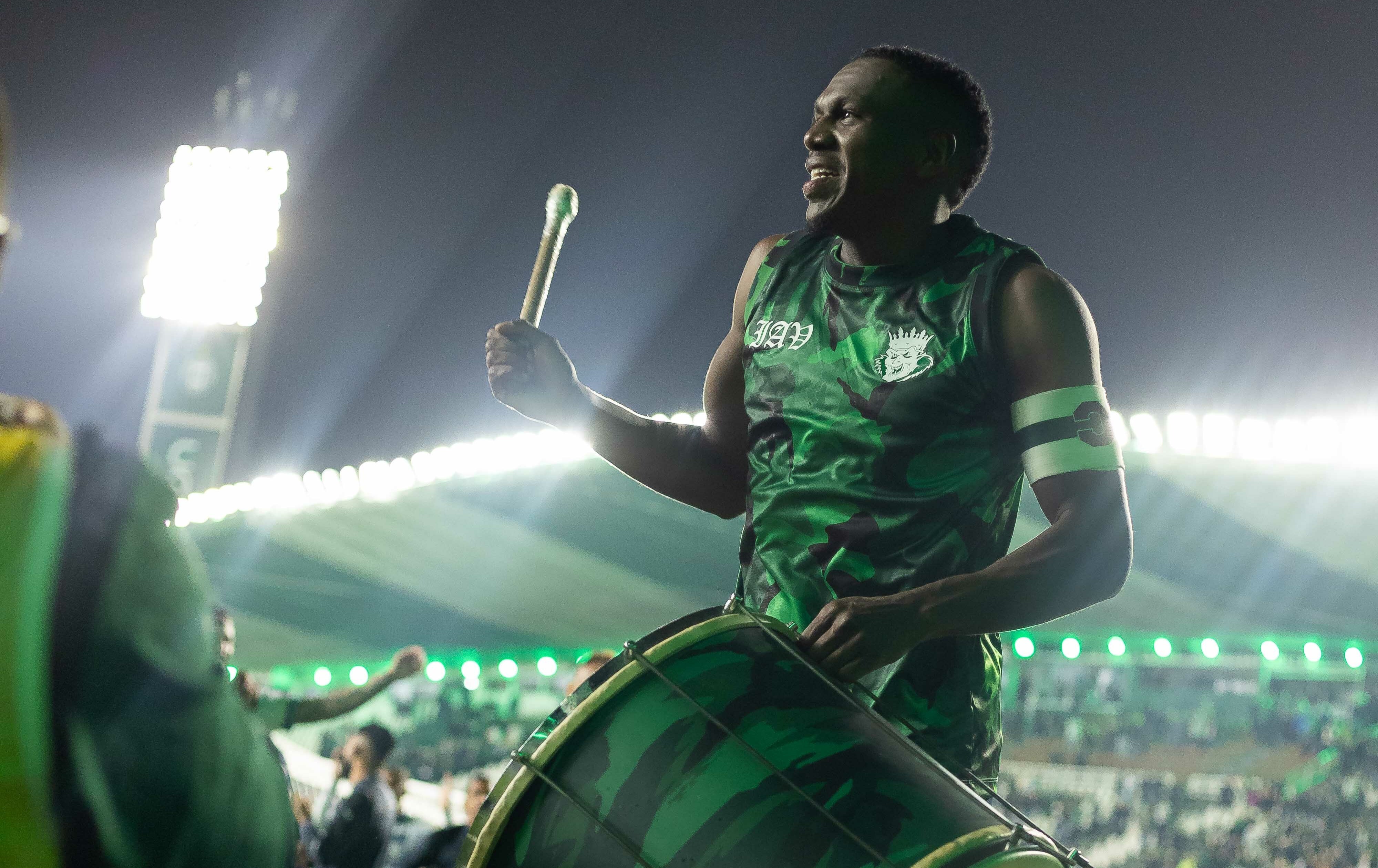 À la Noruega, Jacy dita o ritmo com tambor e comanda festa da torcida do Coritiba; assista