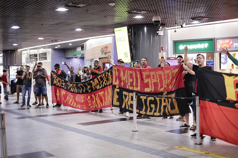Torcida do Sport recebe time no aeroporto após primeira vitória no Brasileiro — Foto: Paulo Paiva/SCR