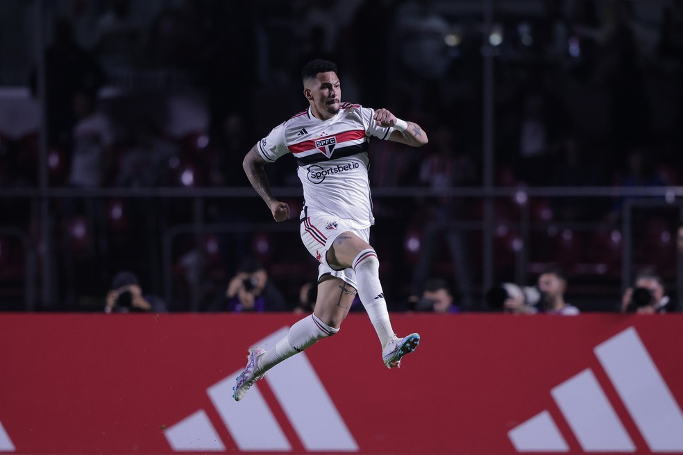 Luciano comemora o gol em São Paulo x Athletico — Foto: Ettore Chiereguini/AGIF