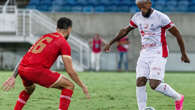 Luiz Paulo ainda tentou no fim do primeiro tempo