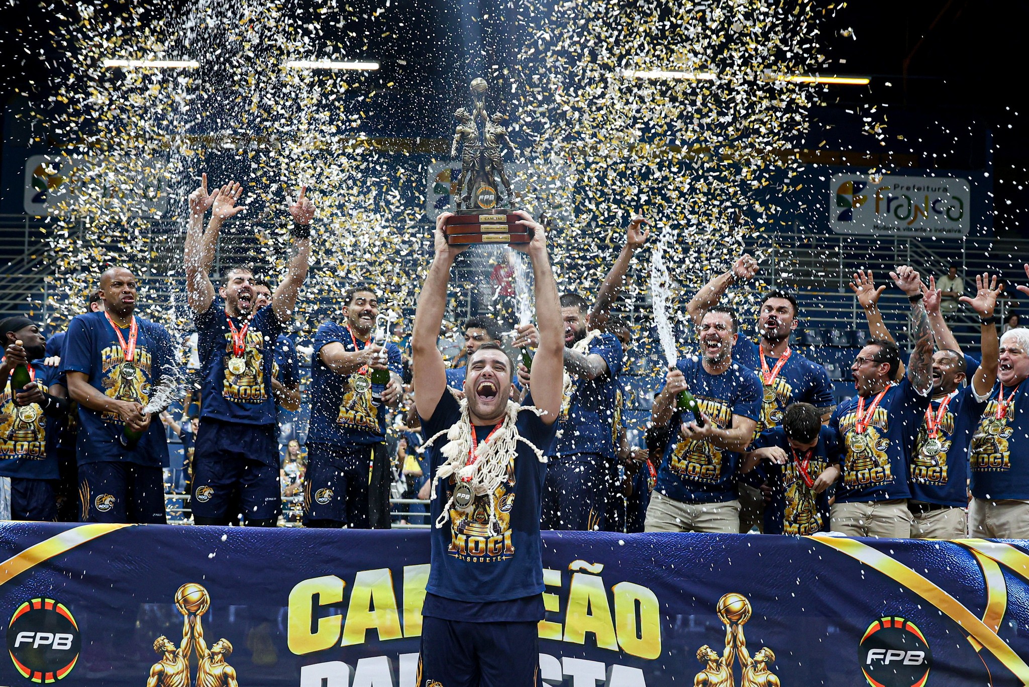 FOTOS: veja imagens do tricampeonato paulista do Mogi Basquete