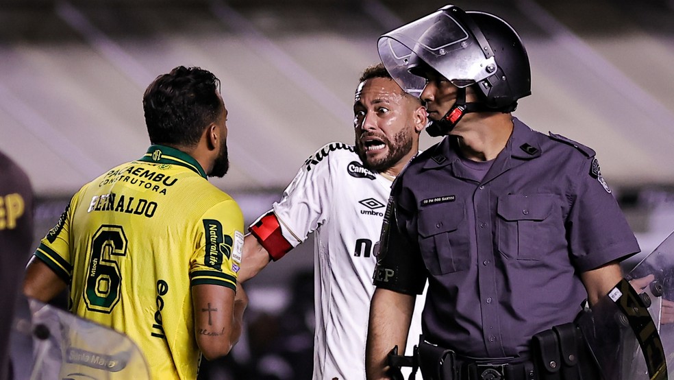 Reinaldo e Neymar discutem no empate entre Santos e Mirassol — Foto: Fabio Giannelli/AGIF