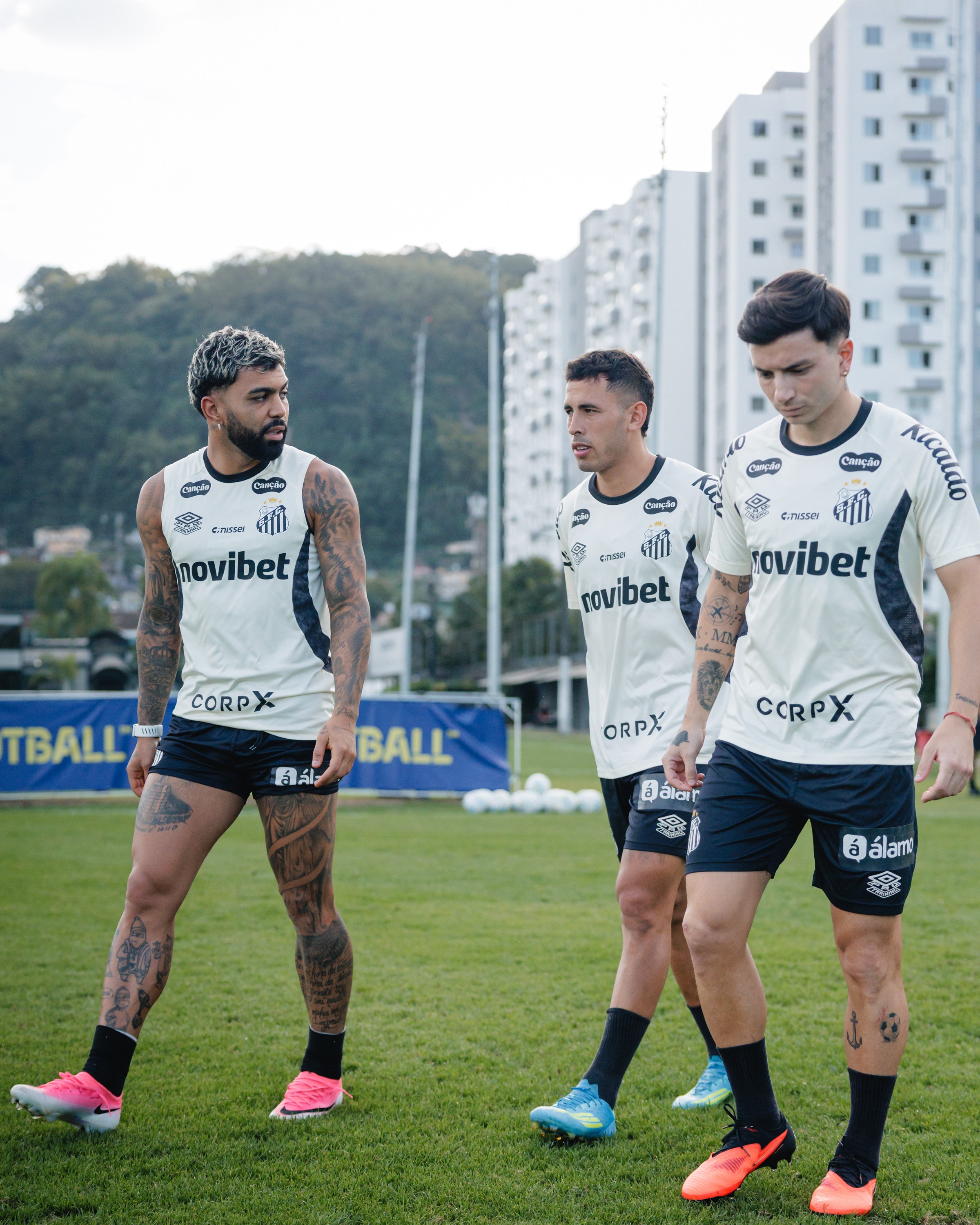 Coutinho, Barreal e mais: Santos volta aos treinos de olho em "reforços" para reta final do ano
