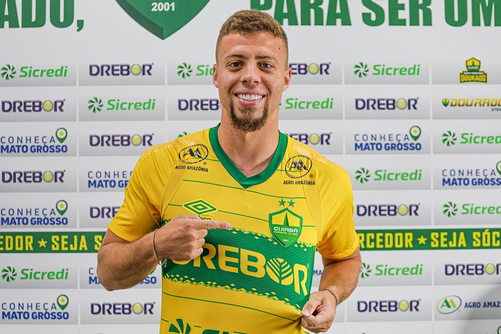 Lucas Fernandes é apresentado oficialmente pelo Cuiabá — Foto: AssCom Dourado
