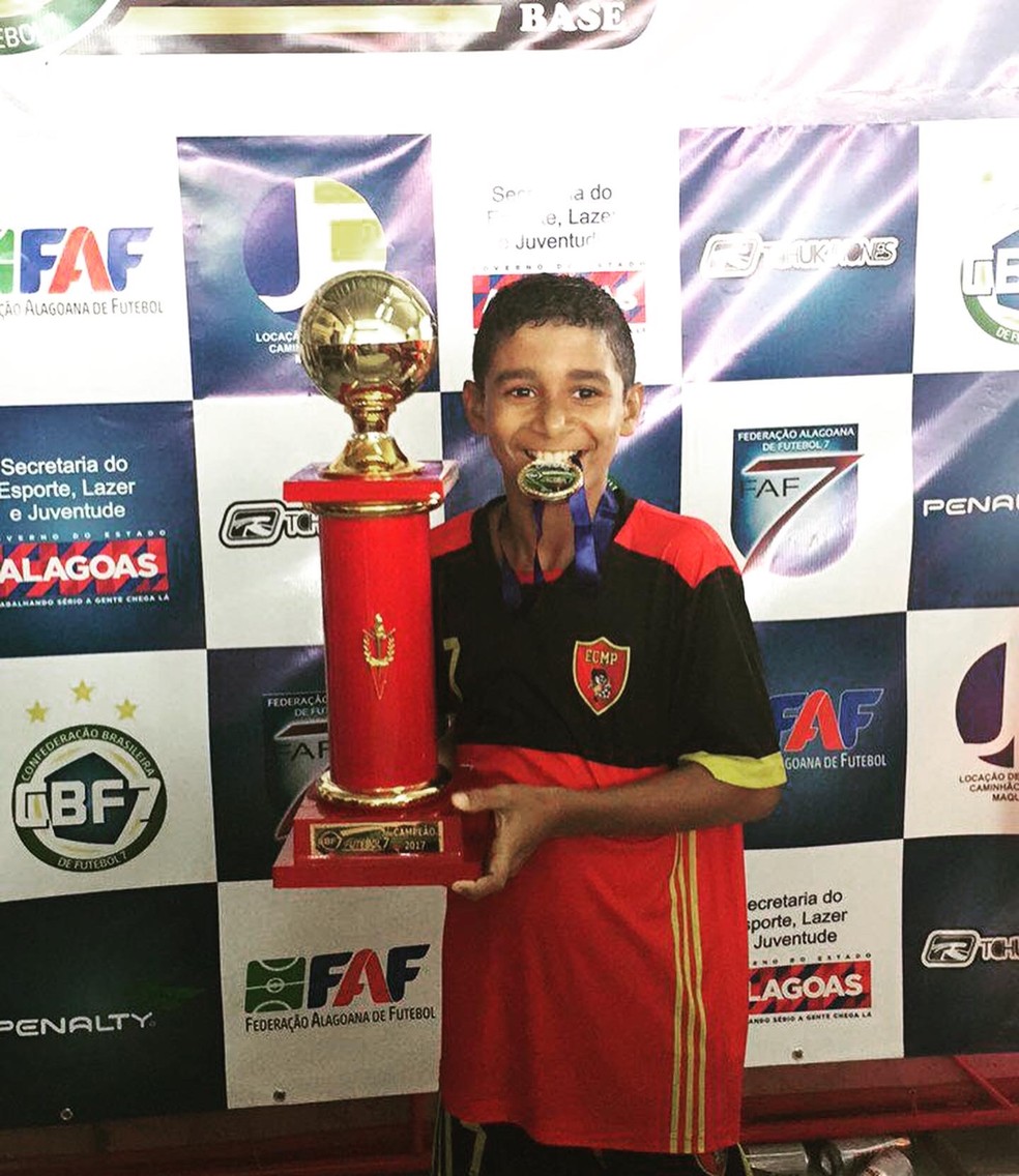 Pedro Lima, joia do Sport, posa com taça conquistada em futsal da Paraíba — Foto: Arquivo Pessoal