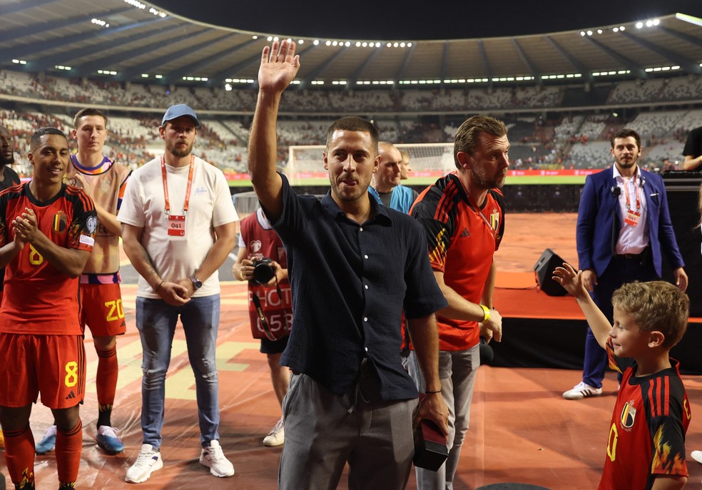 Eden Hazard, que se aposentou da seleção e está sem clube após deixar o Real Madrid, acena para torcedores da Bélgica — Foto: Yves Herman/Reuters