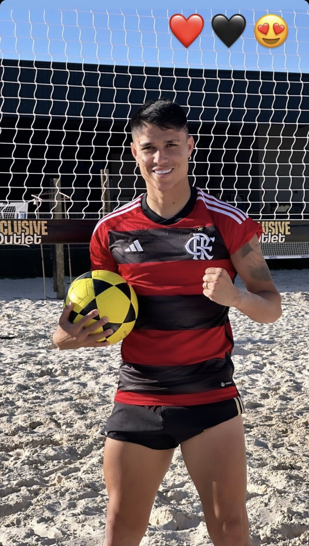 Luiz Ara&uacute;jo j&aacute; veste o vermelho e preto do Flamengo &mdash; Foto: Reprodu&ccedil;&atilde;o