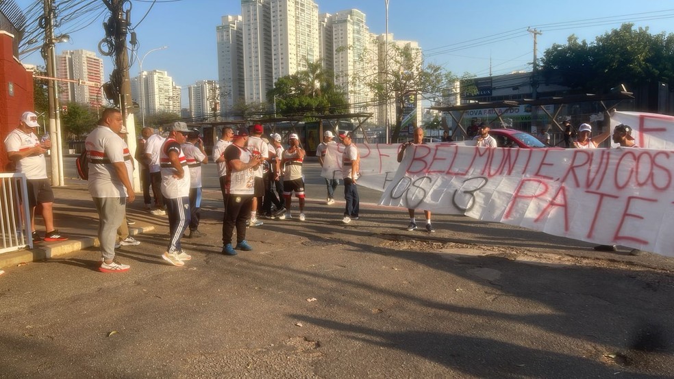 Protestos da torcida do São Paulo em frente ao CT — Foto: Reprodução