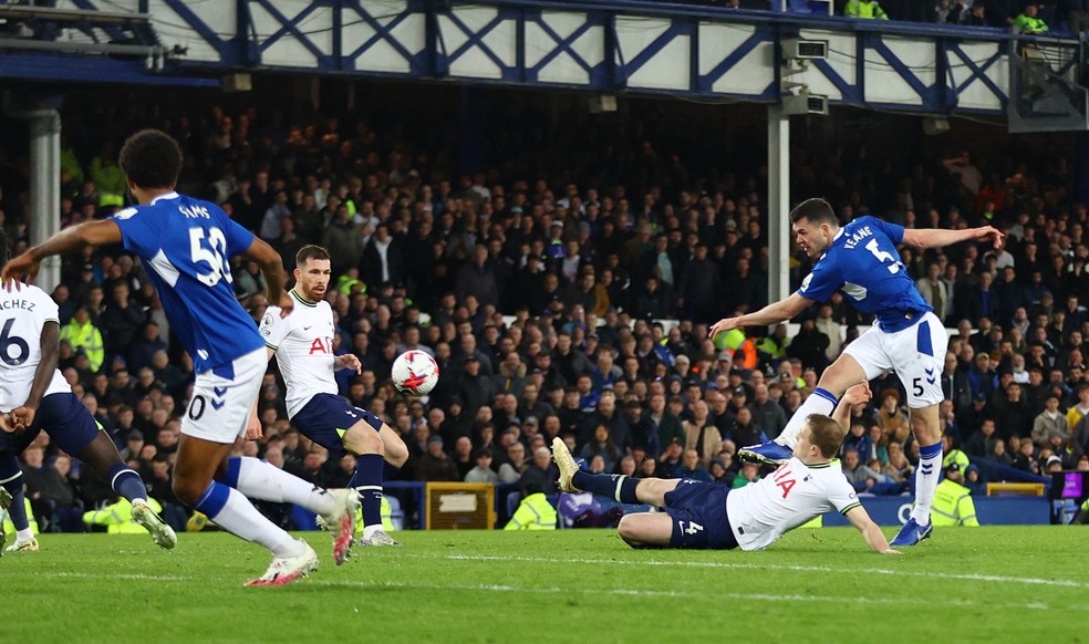 Com gol de Kane, Tottenham busca empate no fim contra o Chelsea