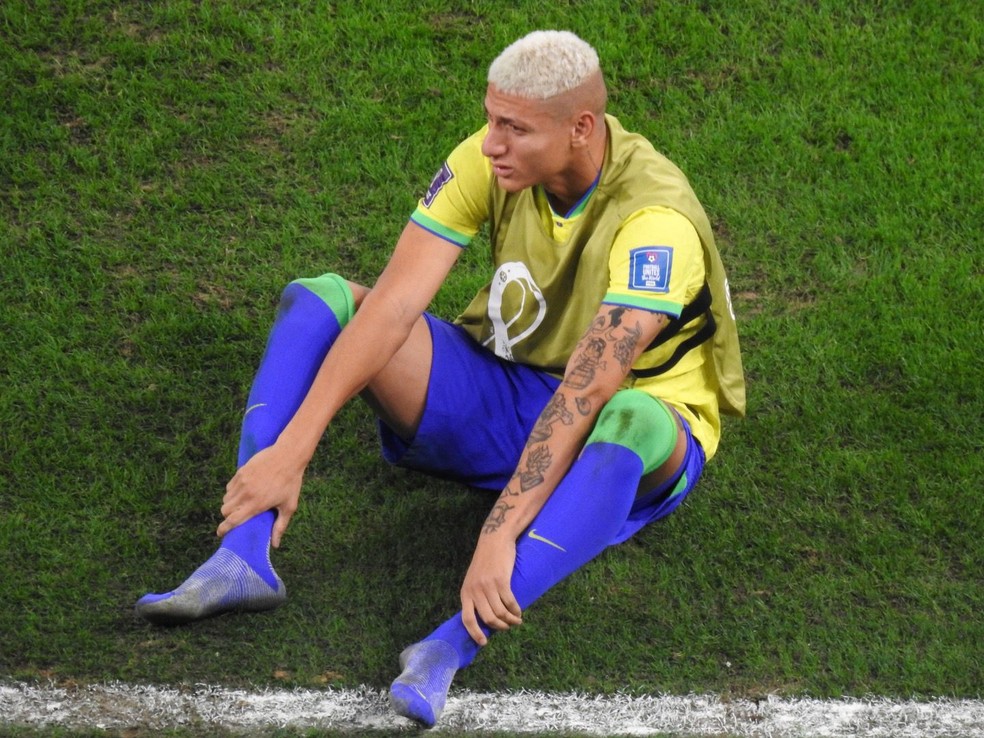 Richarlison deixa campo em lágrimas após sofrer lesão com cinco minutos de  jogo da Premier League - Folha PE