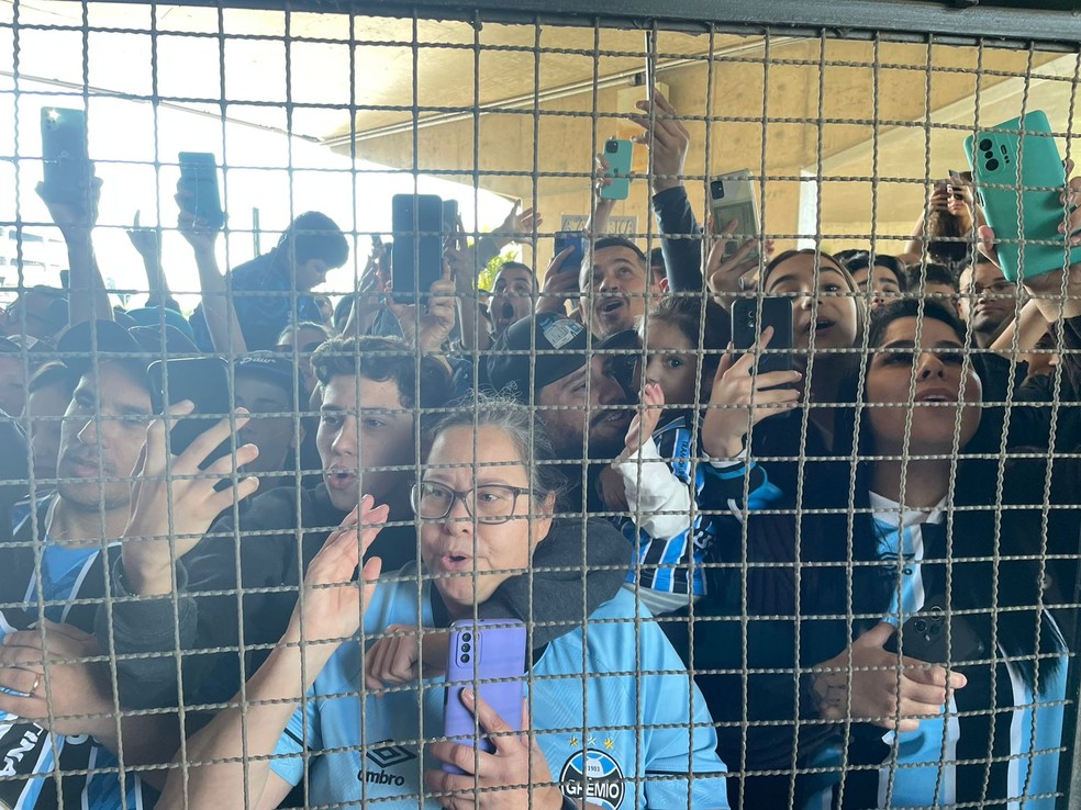 Torcida do Grêmio recebe Luan no aeroporto — Foto: Tomás Hammes