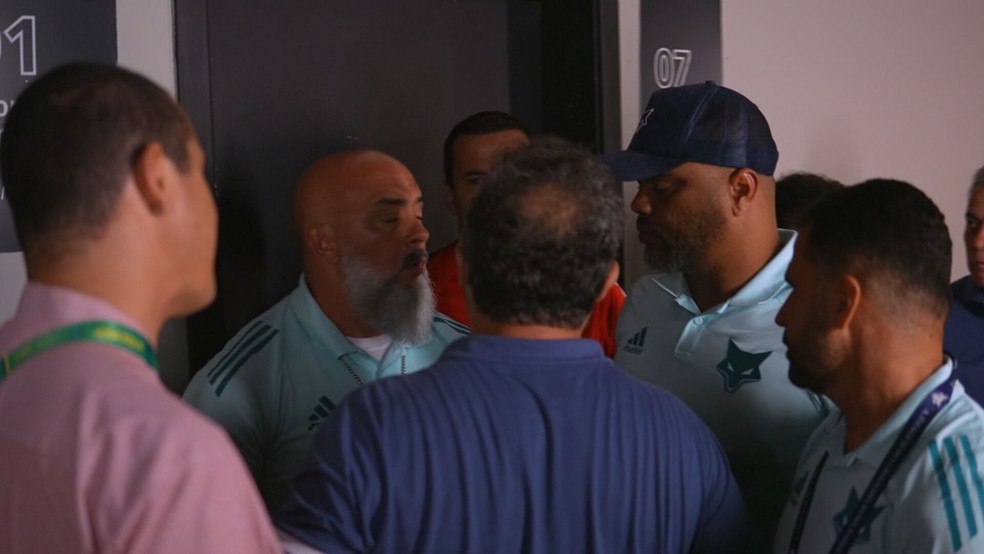 Alexandre Mattos pressiona arbitragem no vestiário — Foto: Premiere