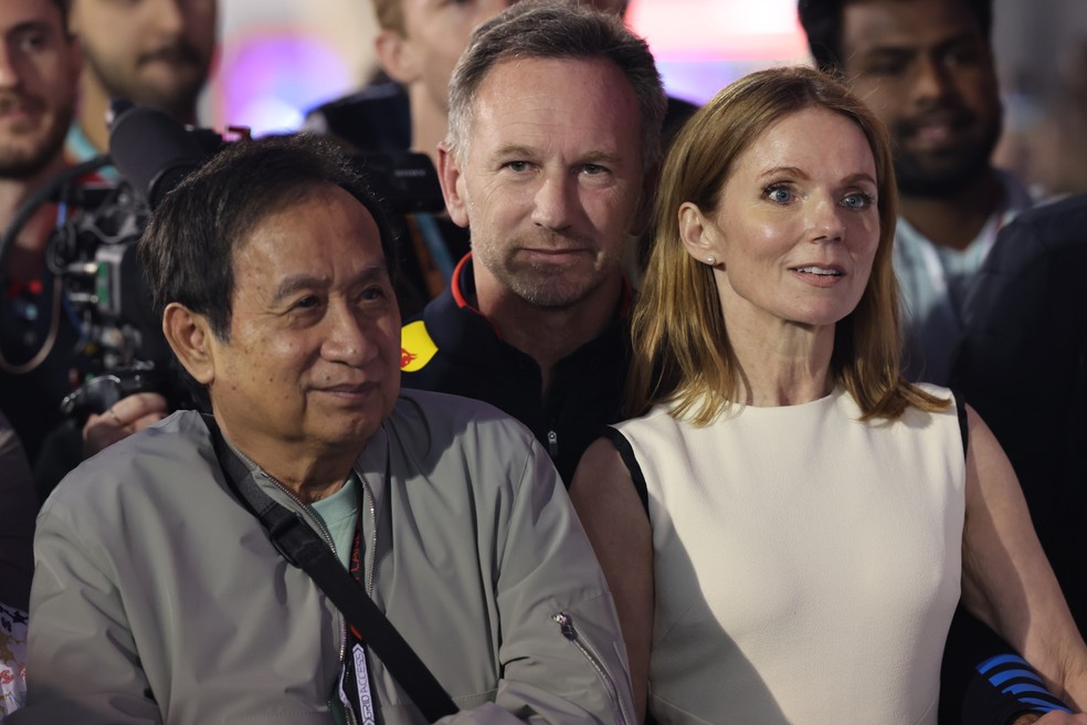Chalerm Yoovidhya, principal acionista da Red Bull; Christian Horner e a esposa Geri apareceram juntos no Bahrein — Foto: Kym Illman/Getty Images