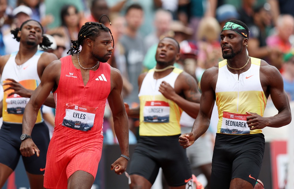 Noah Lyles encara Kenny Bednarek depois de vencer prova de 200m  — Foto: Emilee Chinn/Getty Images