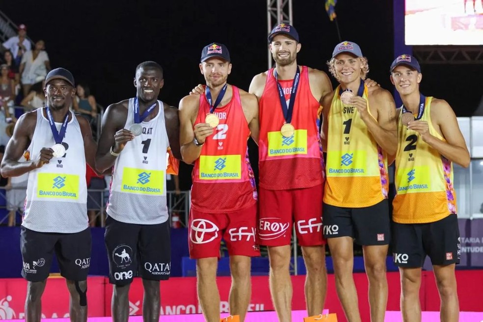 Mol e Sorum subiram no lugar mais alto do pódio no masculino — Foto: Divulgação/CBV