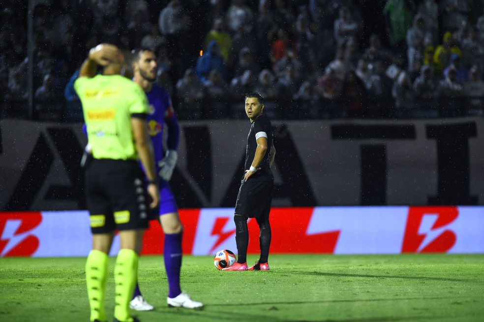Romero aguarda enquanto a arbitragem decide pela anulação do pênalti — Foto: Marcos Ribolli