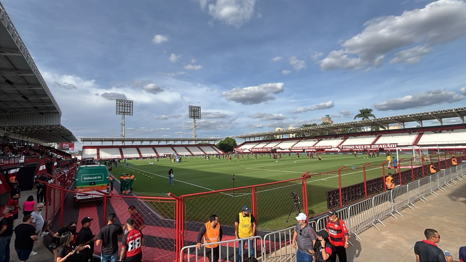 Atletas de futebol disputando espaço no gramado em preparação para o confronto da Série B