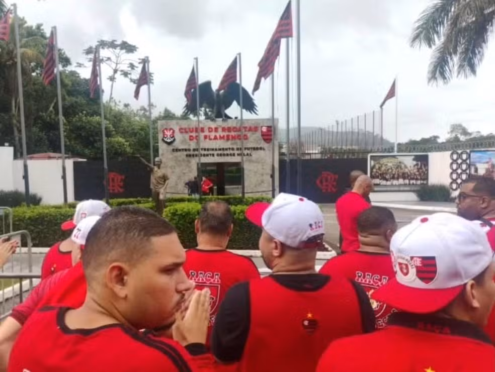 Torcedores do Flamengo protestam na porta do Ninho � Foto: Reprodu��o