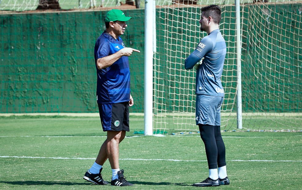 Fábio Carille e Tadeu em treino do Goiás — Foto: Rosiron Rodrigues/Goiás E.C.