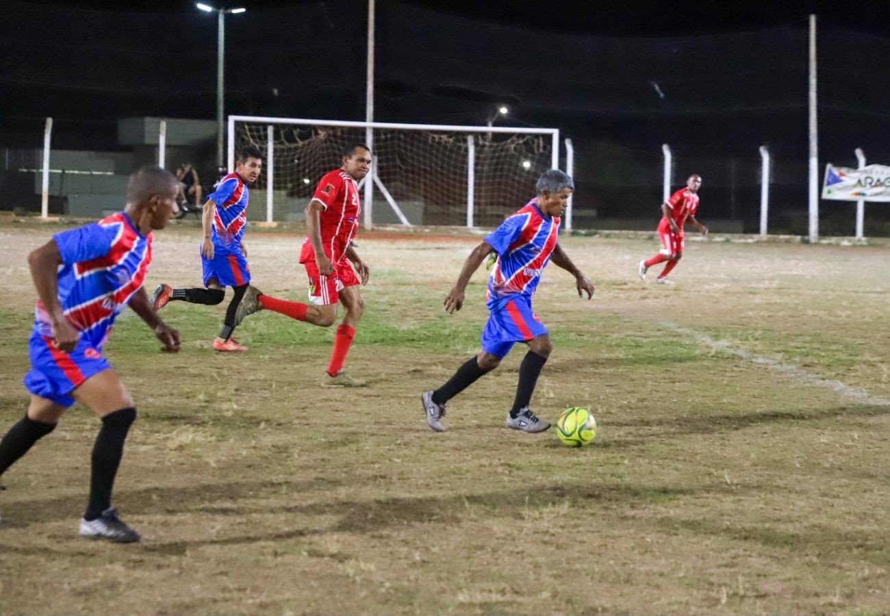 Jogadores de futebol em ação durante o campeonato em Araguaína