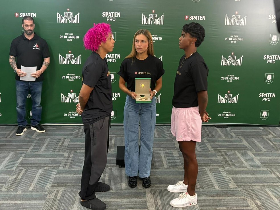 Rafaela Silva e Prisca Awitti se encaram antes do Spaten Fight Night — Foto: Wesley Felix