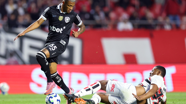 Danilo tenta passar pela marcação em São Paulo x Botafogo; Brasileirão 2025