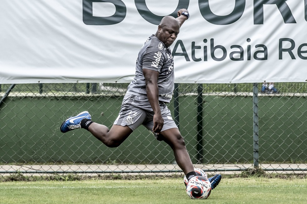 Arzul é o chefe dos preparadores de goleiros do Santos  — Foto: Ivan Storti/ Santos FC 